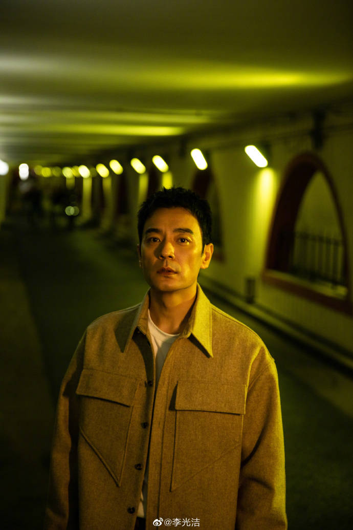 李光洁分享隧道大片 光影交替氛围感十足
