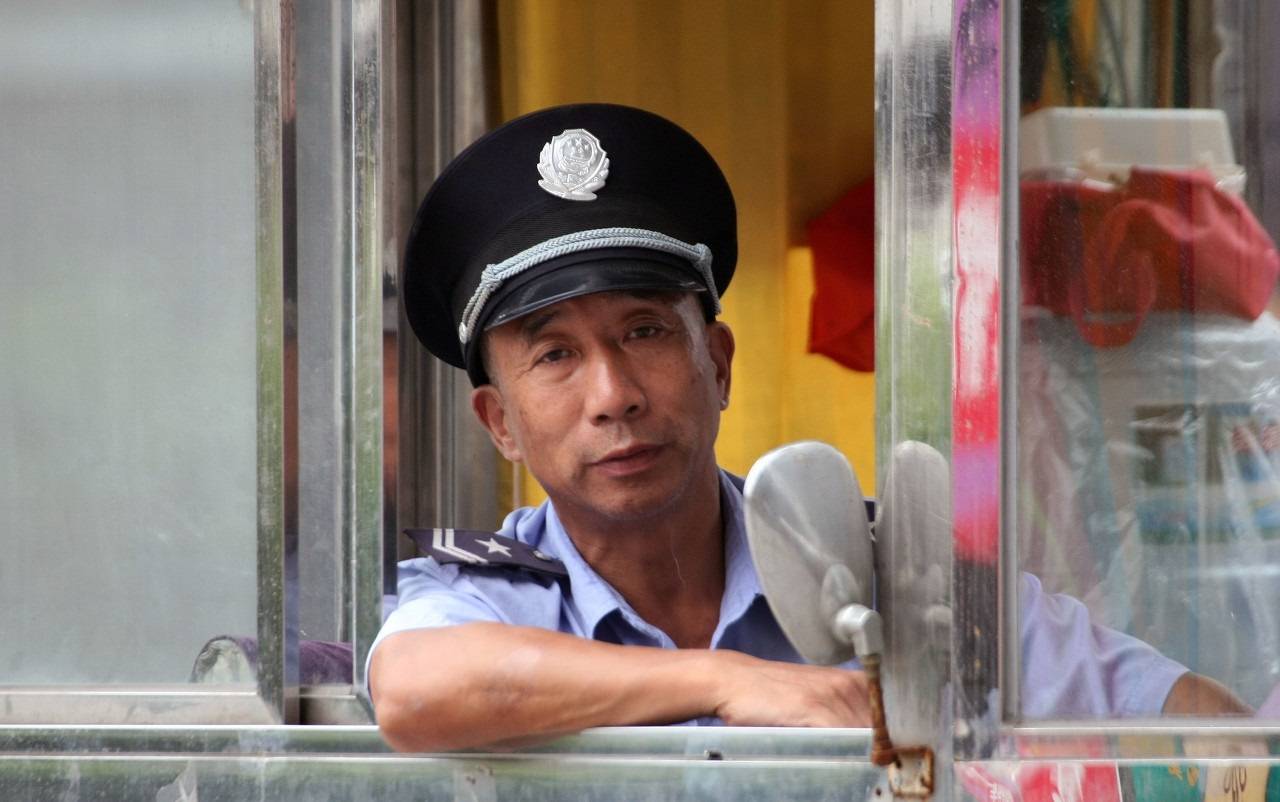 原创保安工资三四千,为何中年人抢着做?老板说3个道理,是我肤浅了