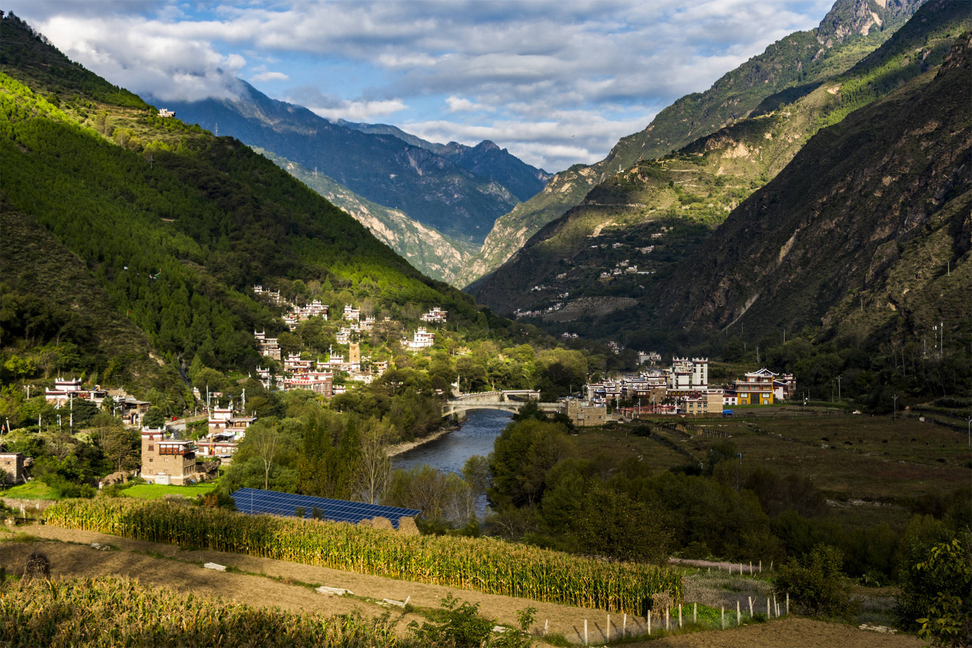 吃完早餐从丹巴出发,沿y002乡道前往党岭村,经过独狼沟战役纪念碑以及