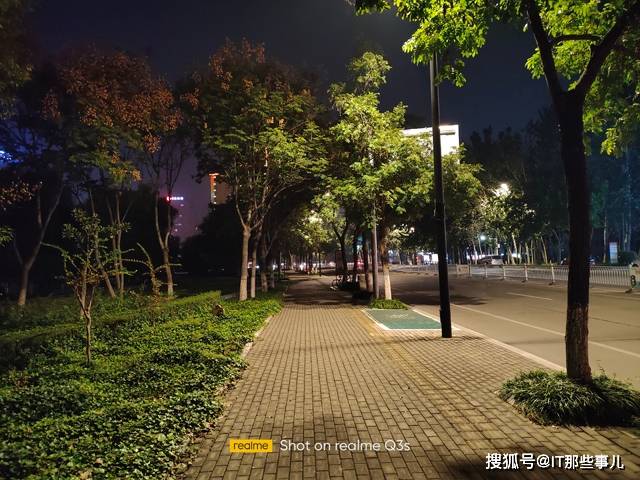 骁龙778G和5000mAh大电池 性能和续航拉满 realme Q3评测