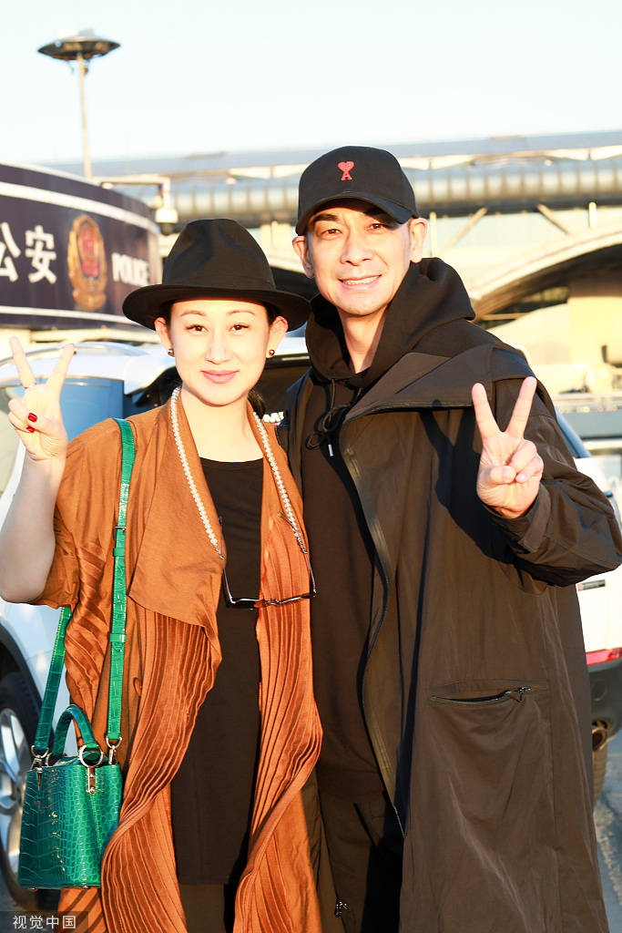 赵文卓张丹露夫妇依偎比耶 两人穿风衣气场十足-搜狐大视野-搜狐新闻