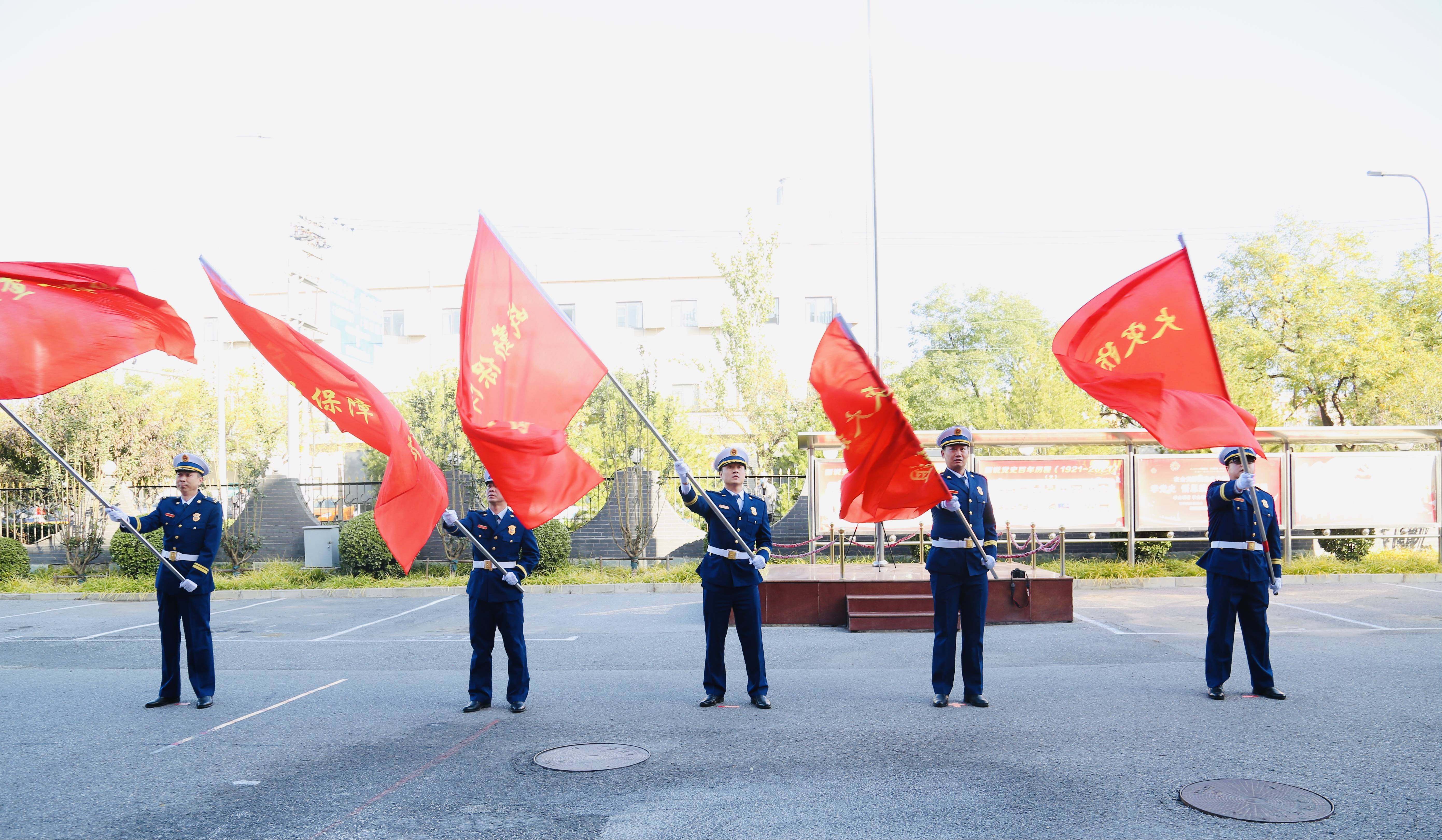仪式上,仪仗队员护卫着中国消防救援队队旗,步伐坚定,斗志昂扬,全体