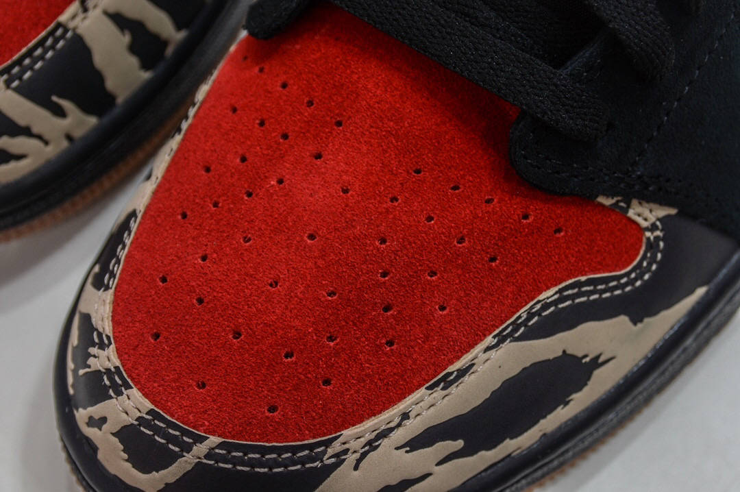 鞋舌 乔丹迈阿密联名 Air Jordan 1 Carnivore x SoleFly 食肉动物黑红虎纹低帮板鞋