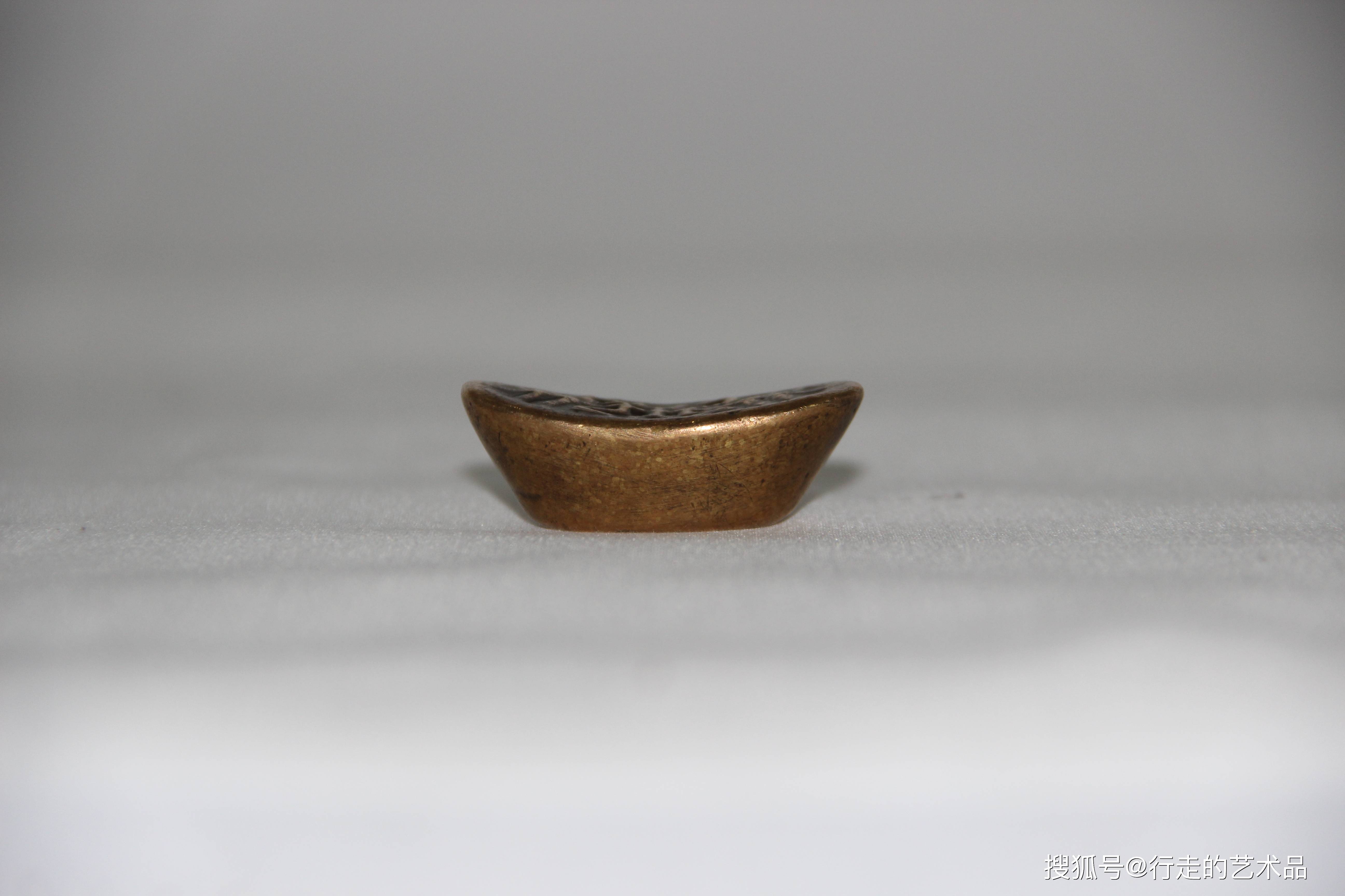 寿字金锭元宝,它是中国古代货币体系中的一个重要的组成部分,是古代