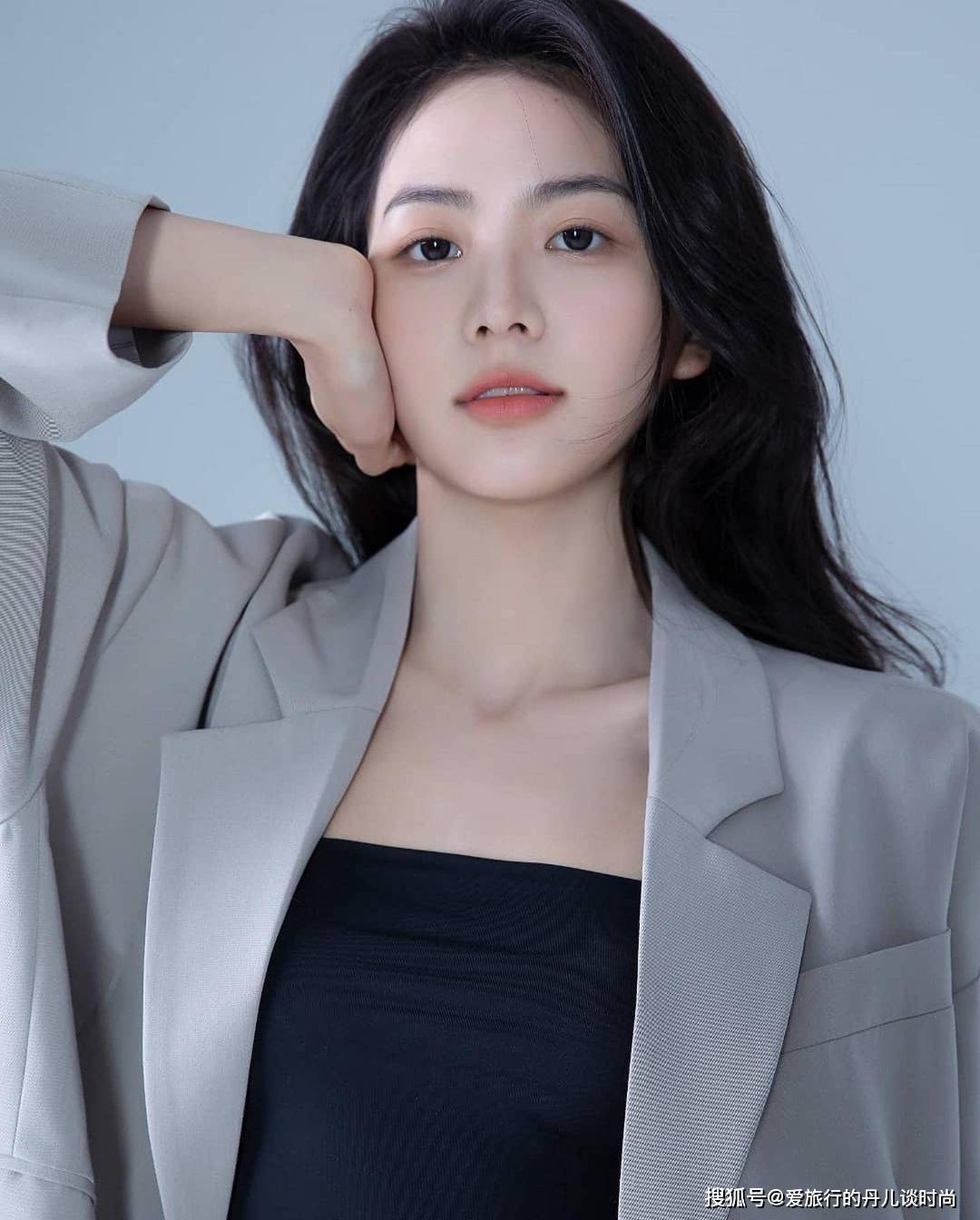 灰色 小姐姐穿衣品味真好!灰色宽松西服搭灰色高腰半身裙,高级感满满