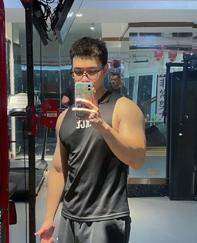 21岁深圳大男孩增肌效果不错体重已达78kg一身肉壮可爱迷人