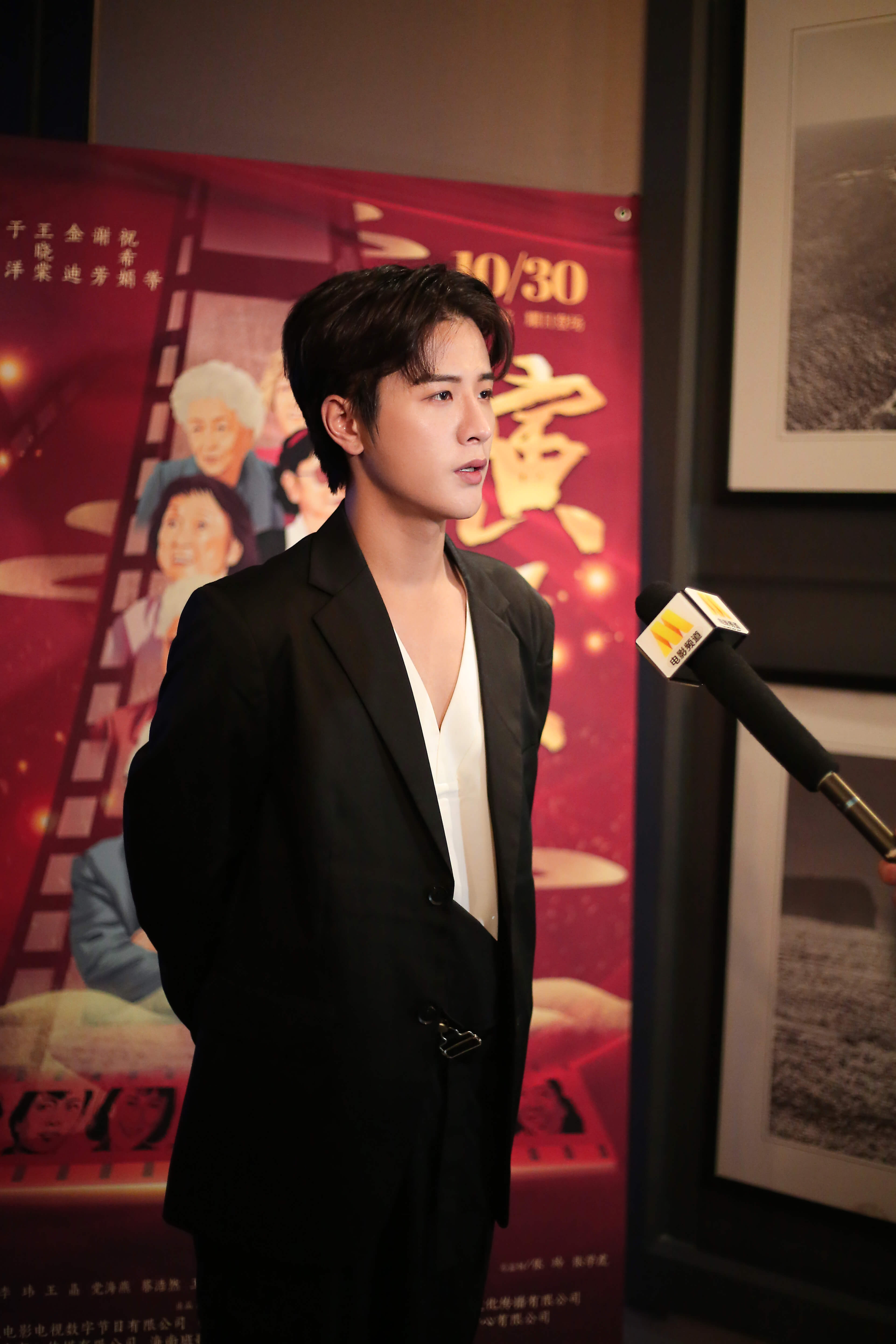 青年演员伍中元观看纪录片《演员》向老艺术家致敬