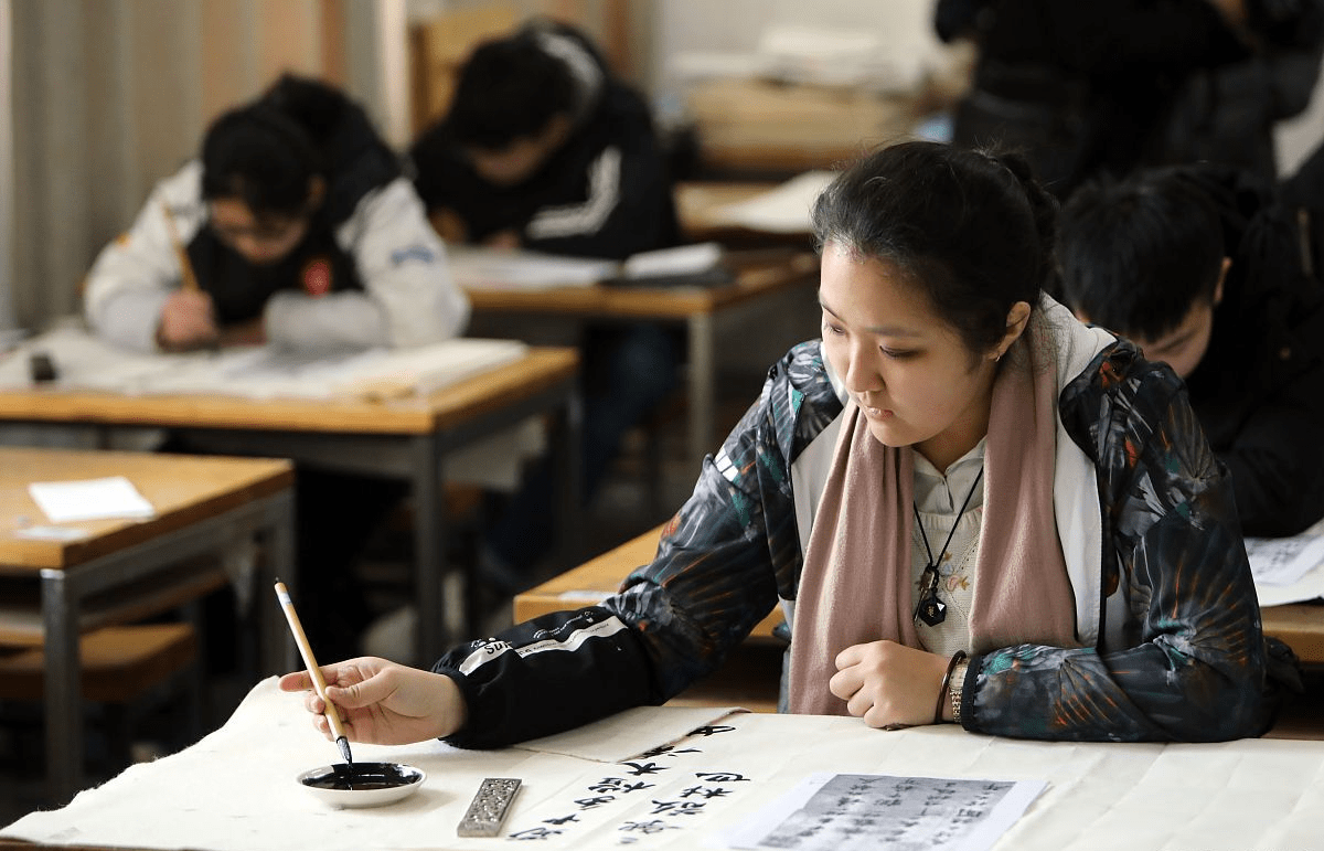 【艺考指南】优录升学李老师分享书法之写字姿势与执笔方法!