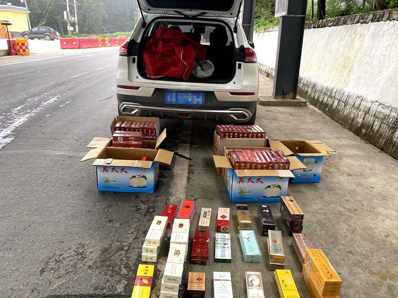 该车后备箱中载有用红布盖住的7个密封纸箱