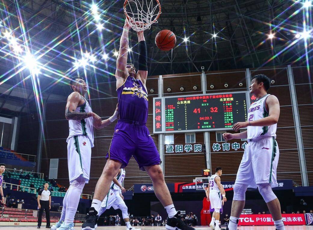 北控|北控险些遭大逆转，2米18通天塔拯救马布里，16+16砍大号两双