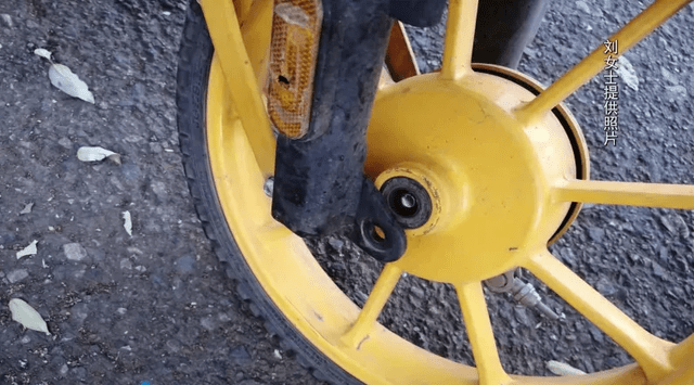 前轮差点飞了呼市一女子骑美团共享电单车上班摔惨腿上血迹斑斑