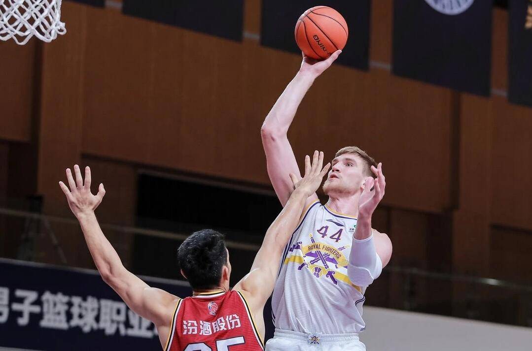 北控|北控险些遭大逆转，2米18通天塔拯救马布里，16+16砍大号两双