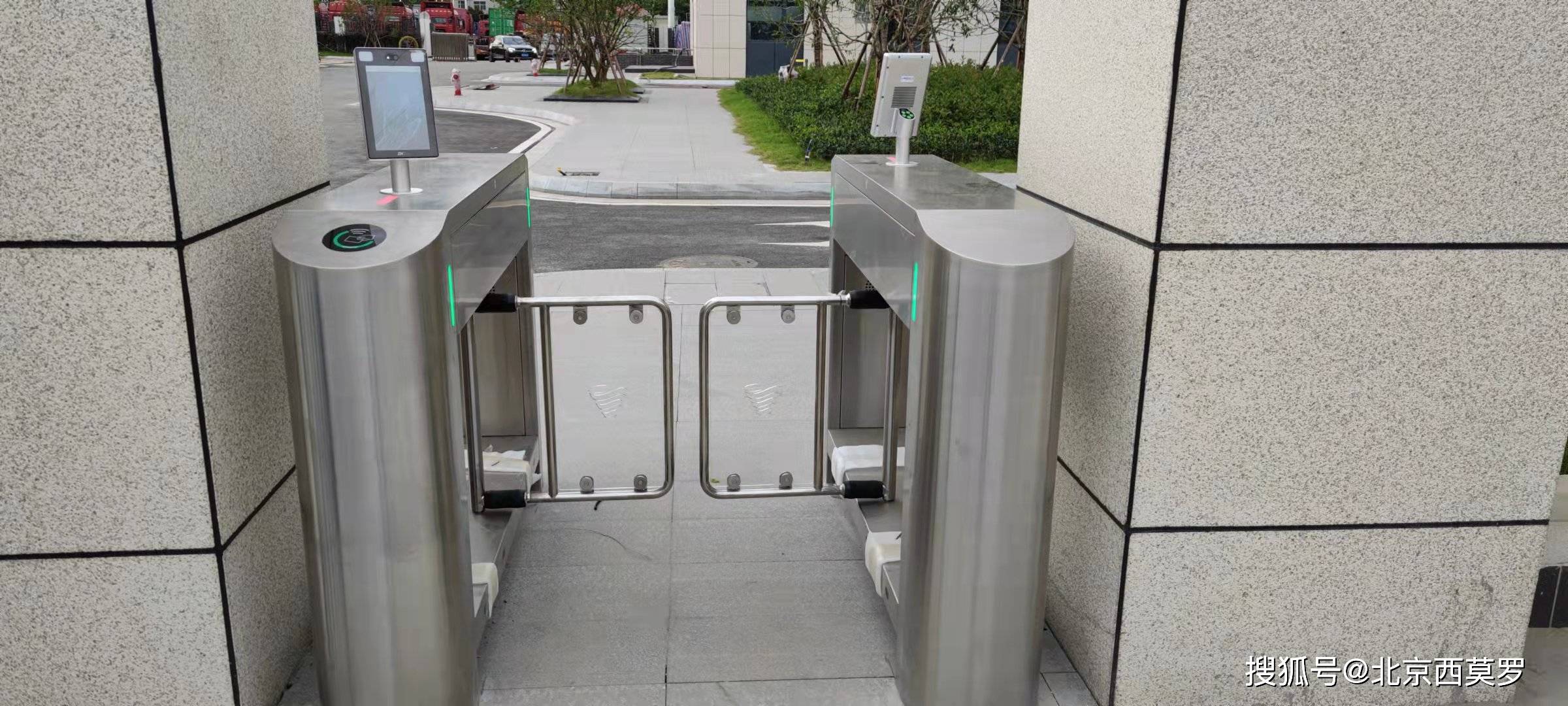 上海某药厂安装室外人脸识别闸机提升门岗管理能力_厂区