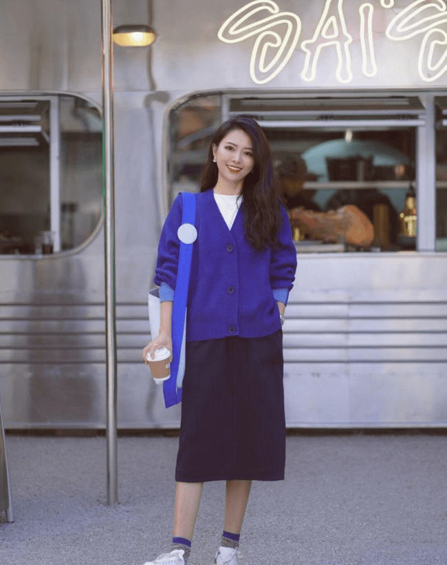 美眉 搭配白色的内搭会起到不错的调和作用