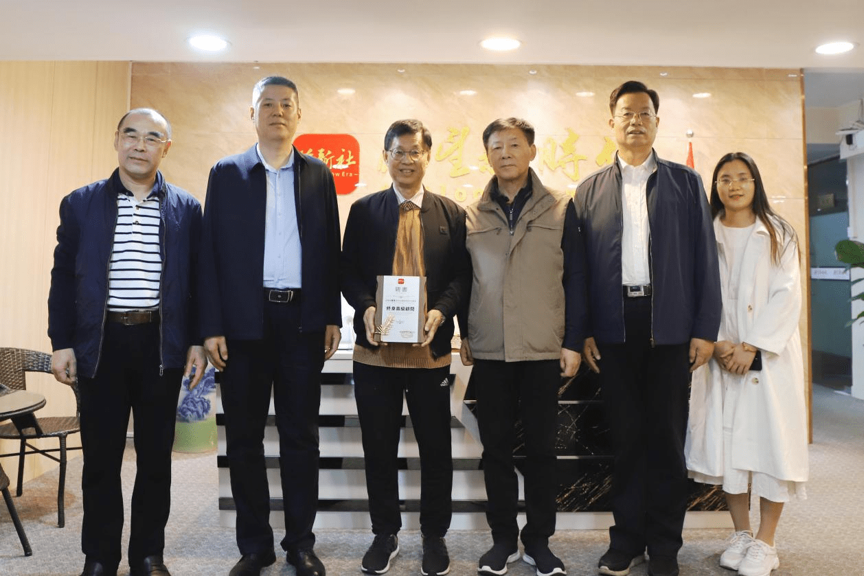 农业银行广东省行原行长袁明男(右三),瞭新社执行社长王钧正