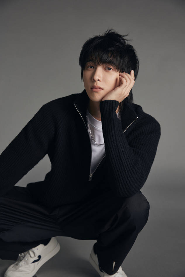 孙泽源生日质感写真曝光 目光坚定蓄力前行