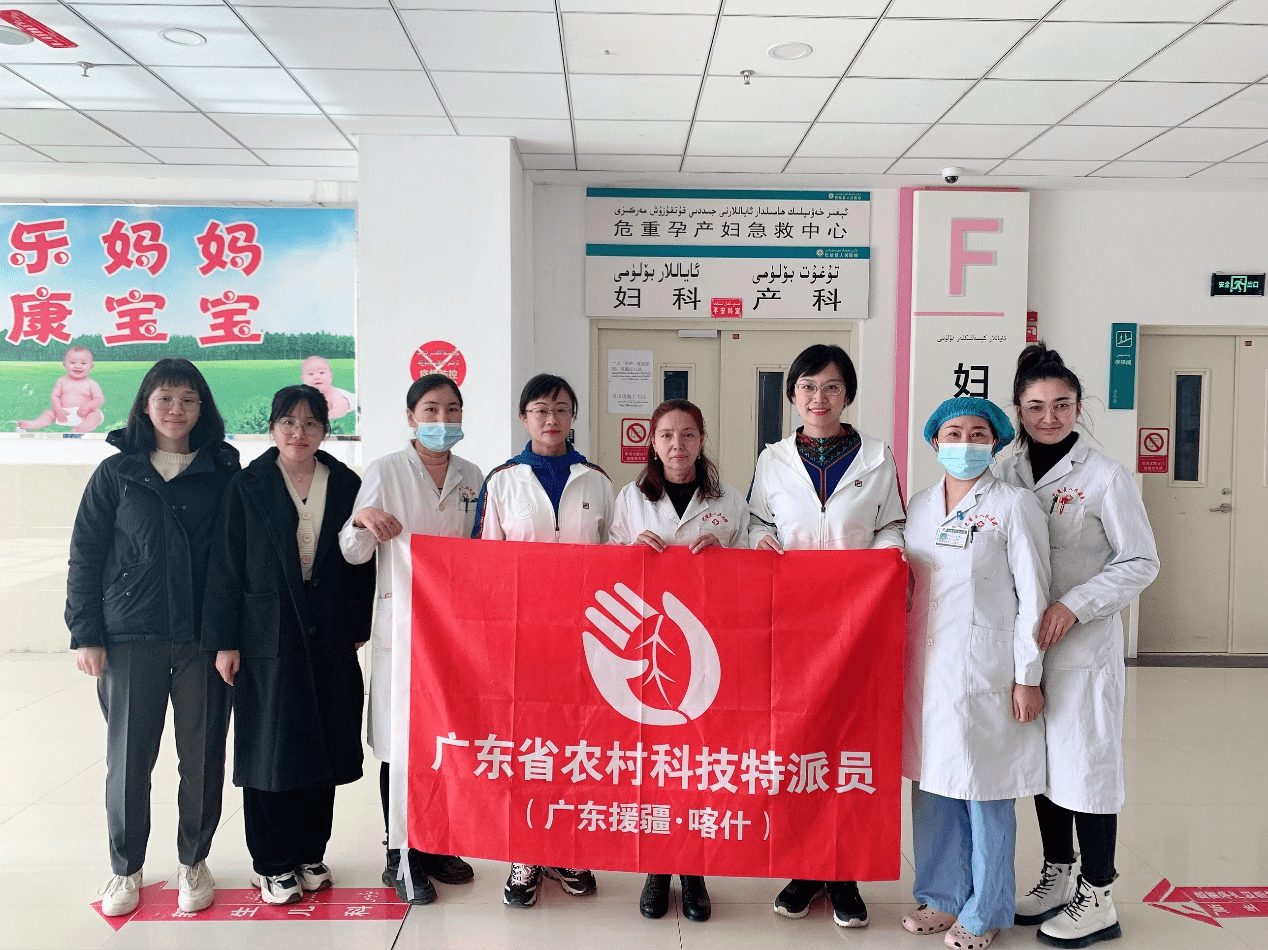 10月30日,广东援疆专家邢卫杰(右三)在巴楚县人民医院进行学术交流