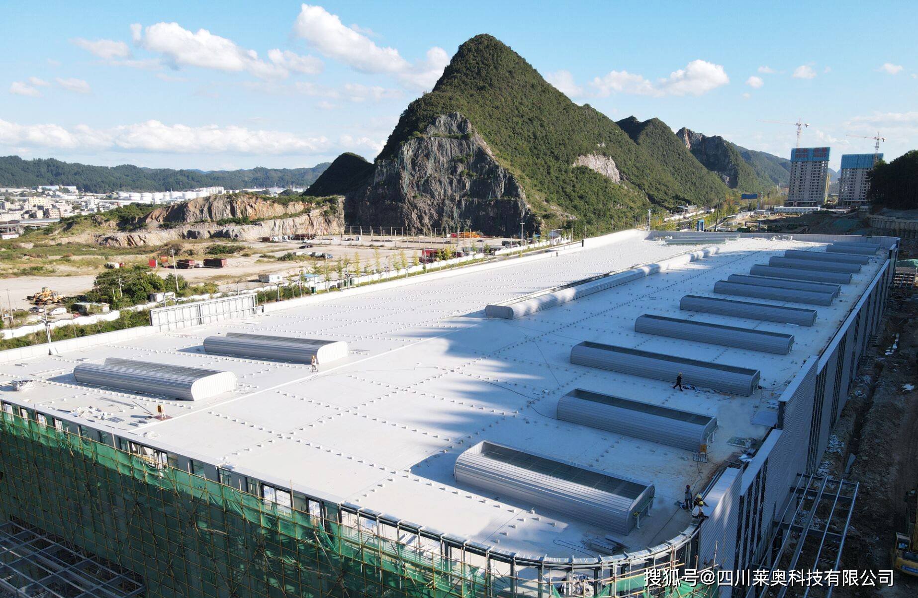 【四川莱奥】启闭式顺坡气楼是什么?