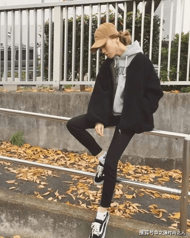 卫衣 选择一件白色的T恤作为内搭配上一件黑白格子的背心连衣裙