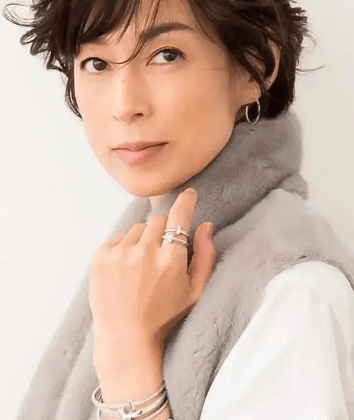 血色 冬季灰蒙蒙又阴冷,选择有色彩的连衣裙活泼