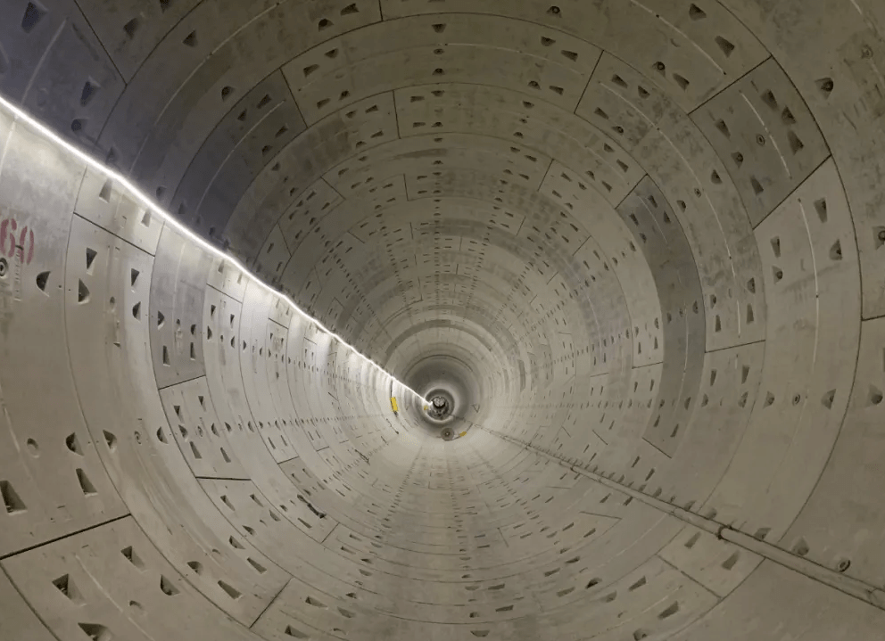 是的,随着大干围站~东沙站区间右线隧道顺利贯通.