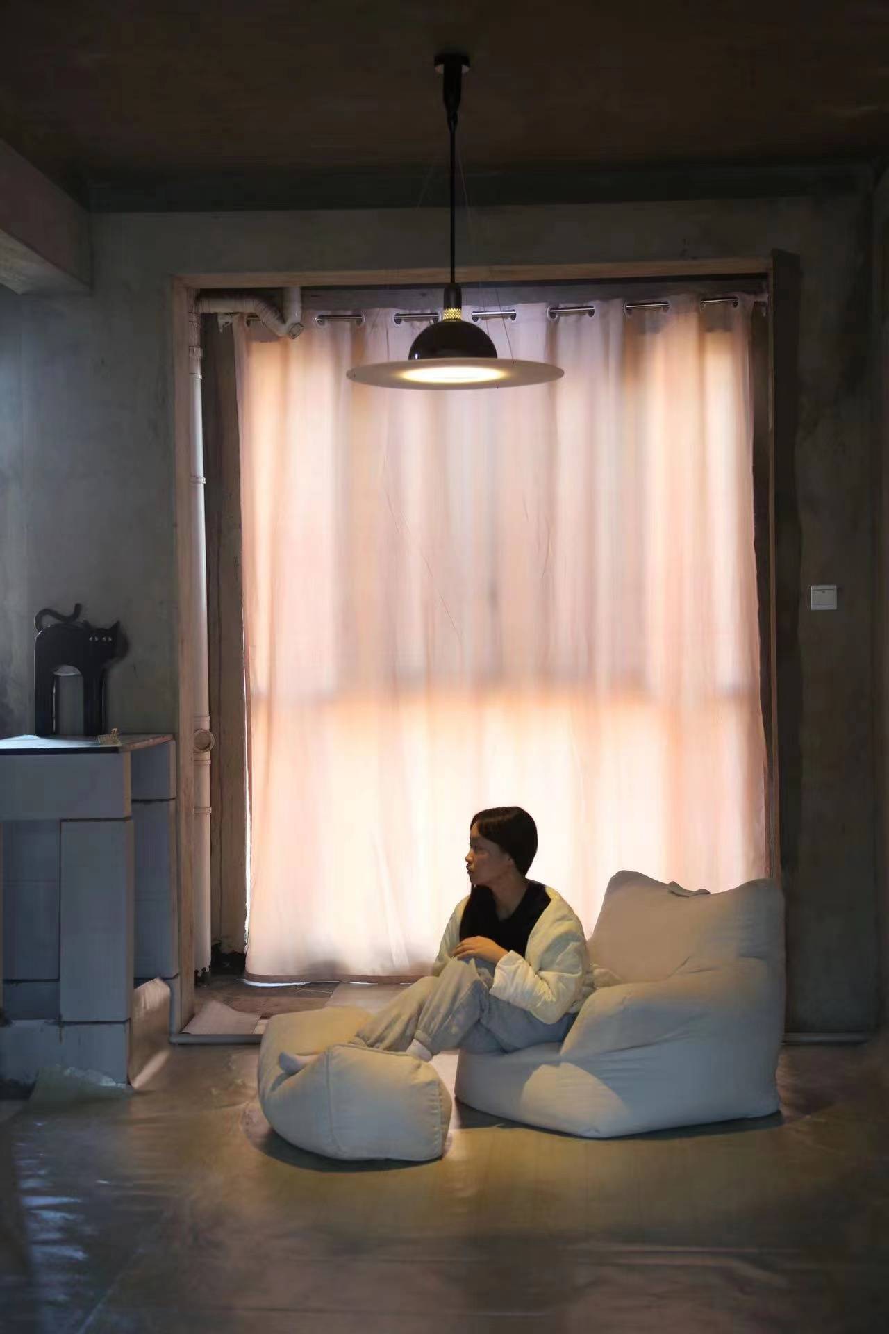 住进毛坯房的年轻人:屋内灰土掉渣漏雨,父母减少催婚次数