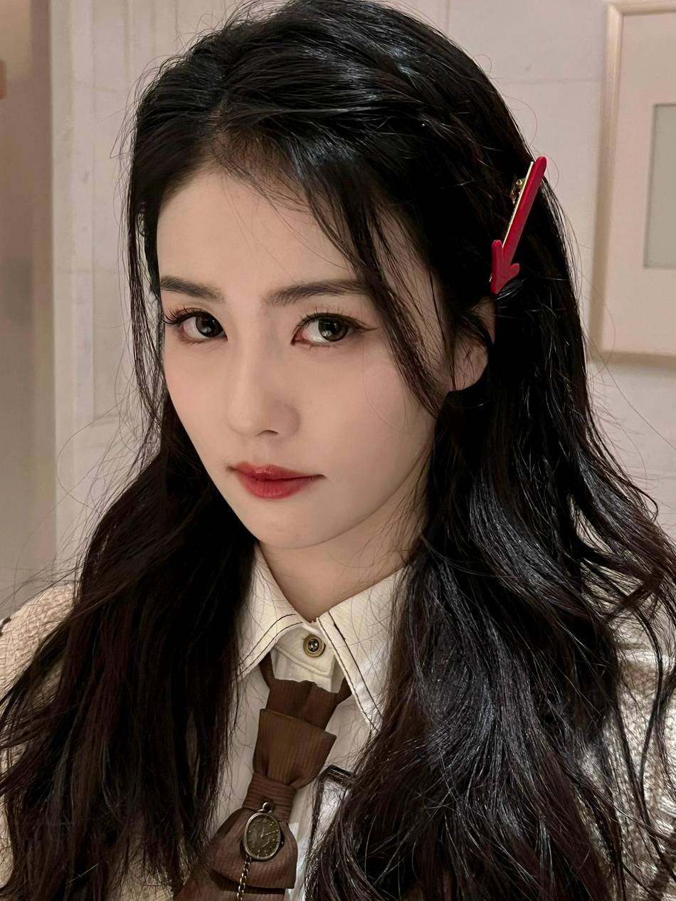 白鹿晒学院风写真大胆怼脸拍 清新甜美元气十足