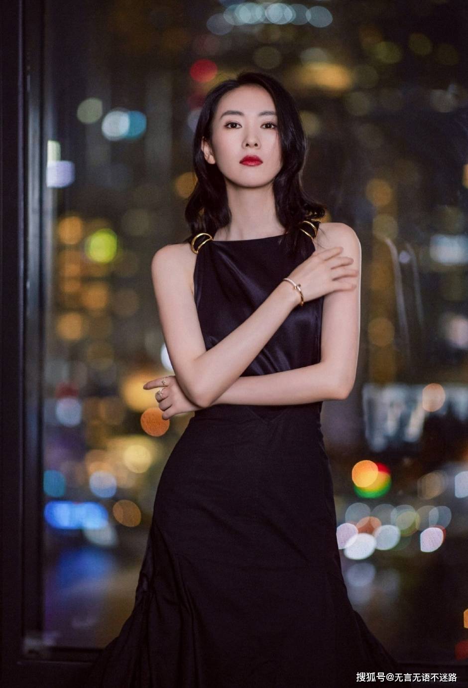 女王 童瑶，黑色长裙，优雅大气