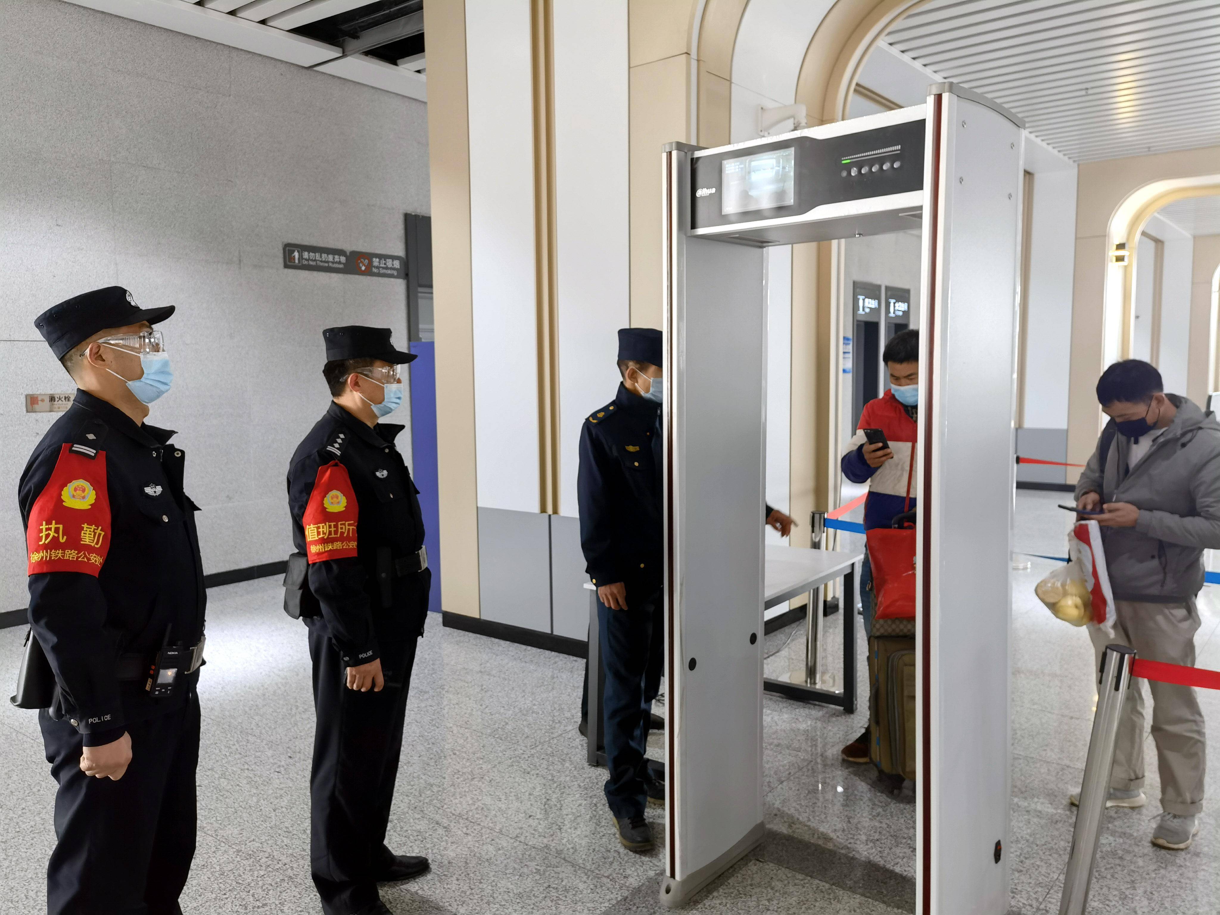 民警在安检口值勤