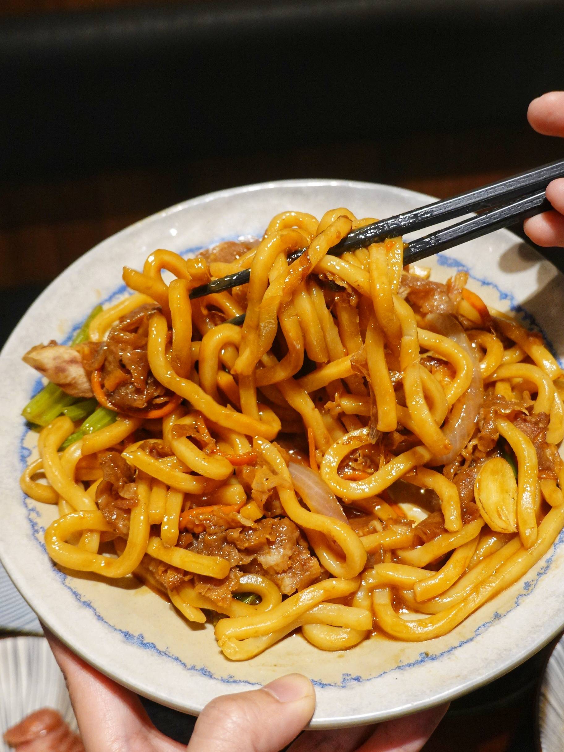 混合了香浓的卤肉汤汁,太好吃了吧～ 牛肉炒乌冬 q弹的乌冬面,之前吃