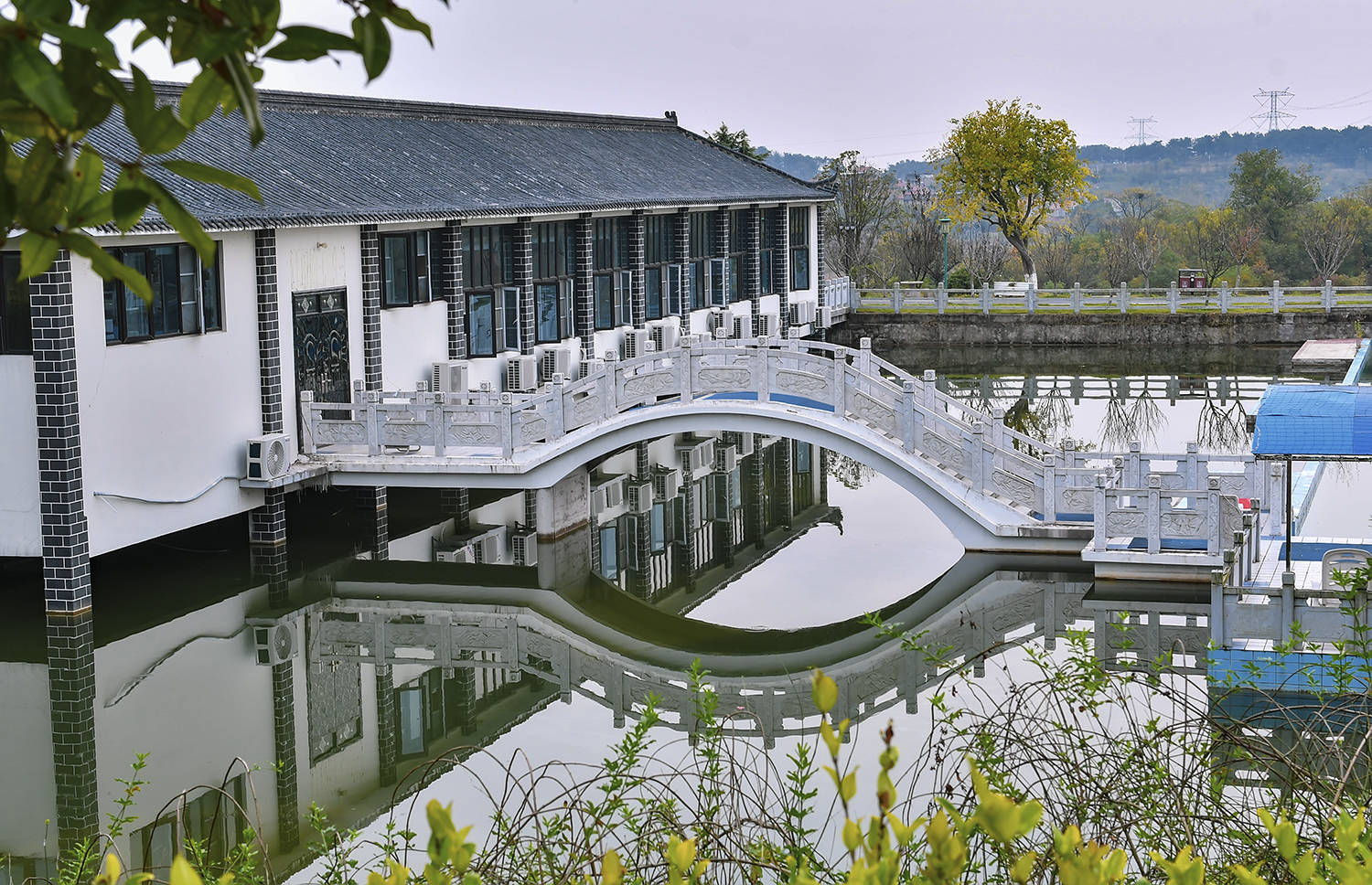 漫步马迹山,人约黄昏后,月上柳梢头,倚栏赏游鱼,水上品佳肴_黄陂_山庄