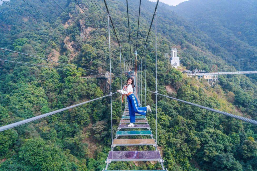 河南木乔集团承建步步惊心桥在高空中一步步行走,抛弃烦恼的同时,还能