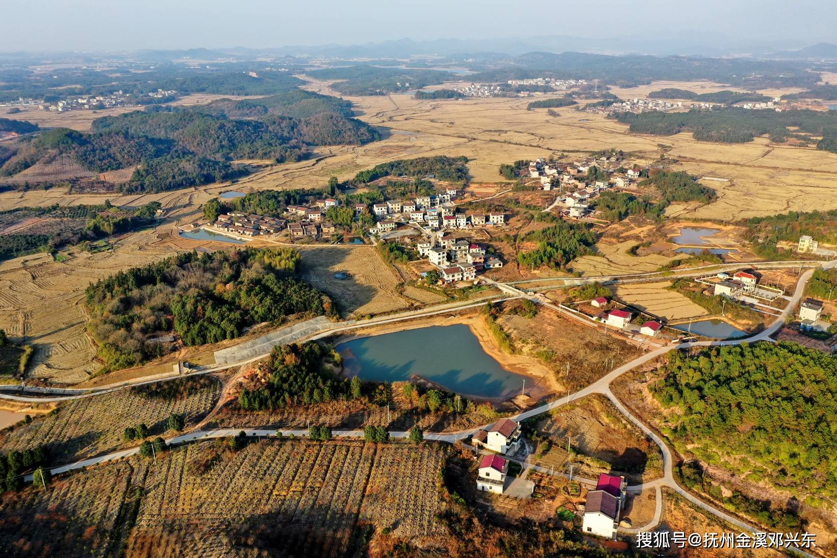 2021年12月8日,无人机拍摄下的江西省抚州市金溪县琉璃乡陀山村一带