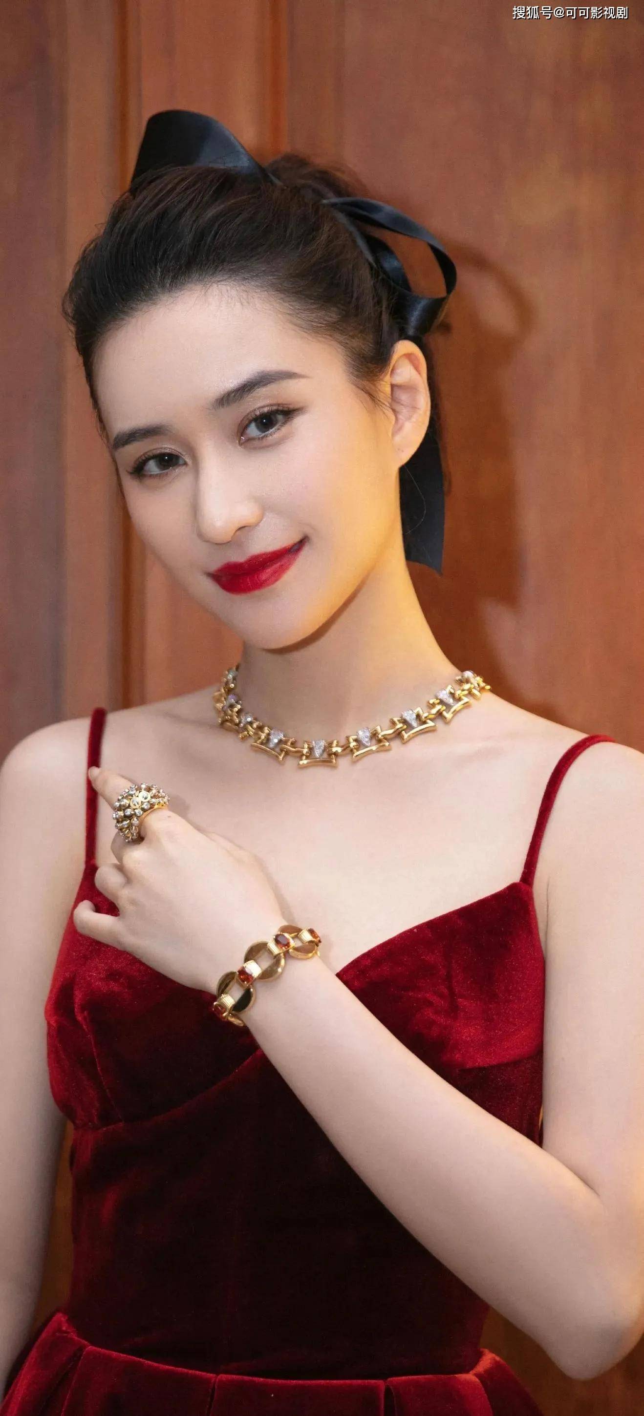 何超莲太美太性感,真是"回眸一笑百媚生,六宫粉黛无颜色"