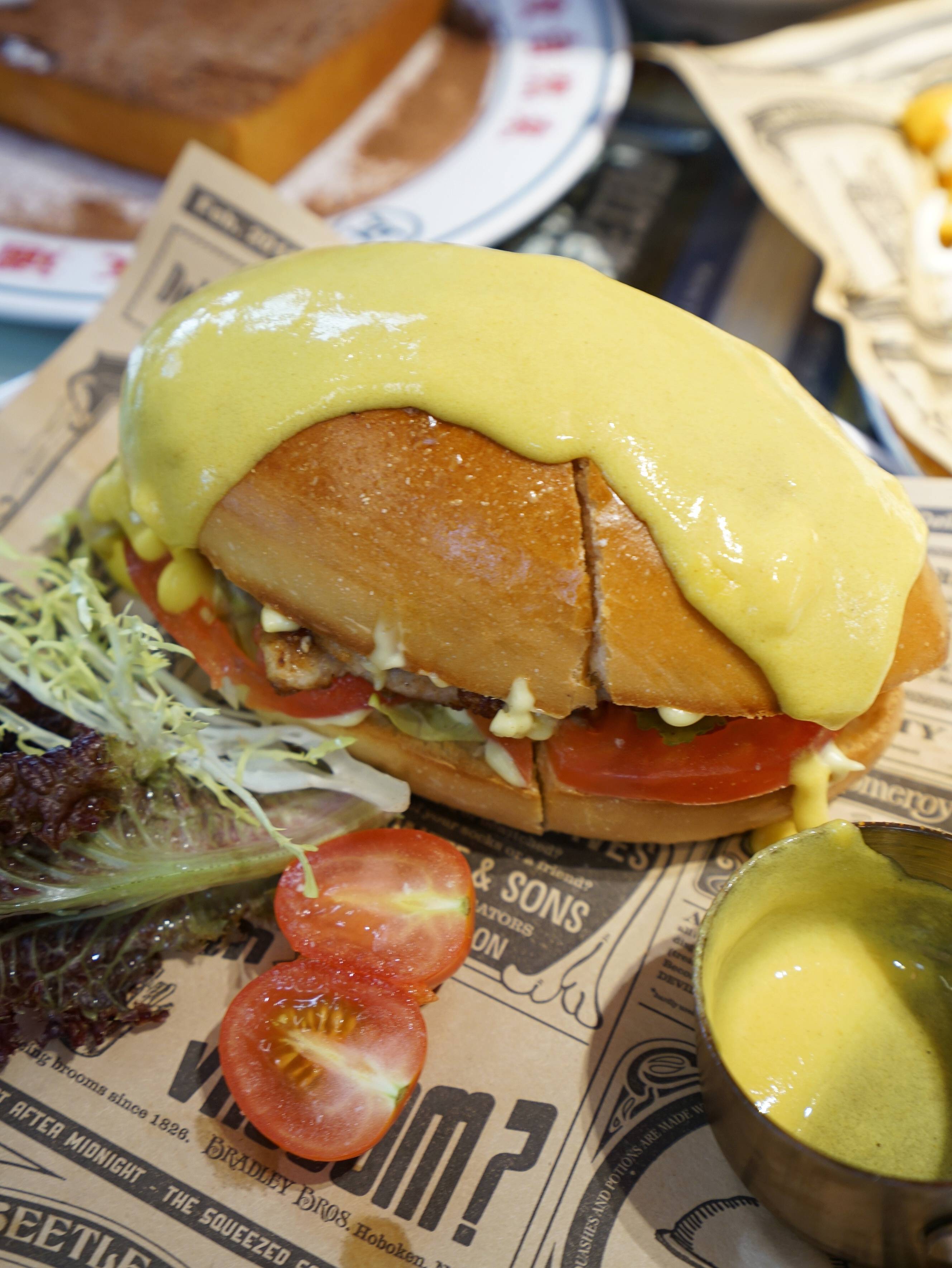 99瀑布芝士猪扒包猪扒包可以让店里的小哥给切开,淋上瀑布一般的