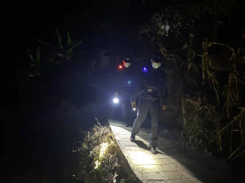 云南泸水闪烁在夜间的小警灯守护着边境山村的安宁与祥和