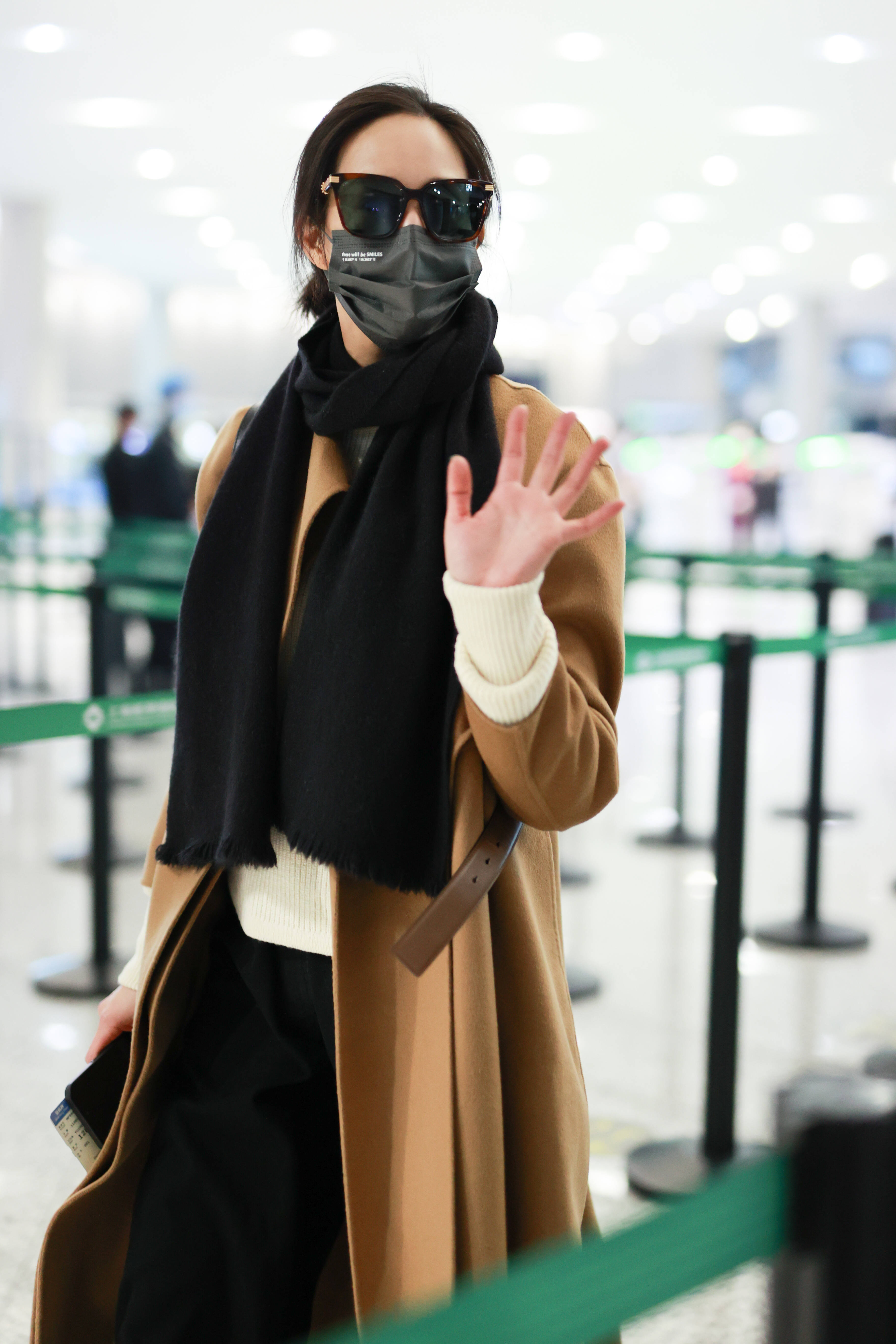 2021年12月11日,上海,张钧甯现身机场.1/9