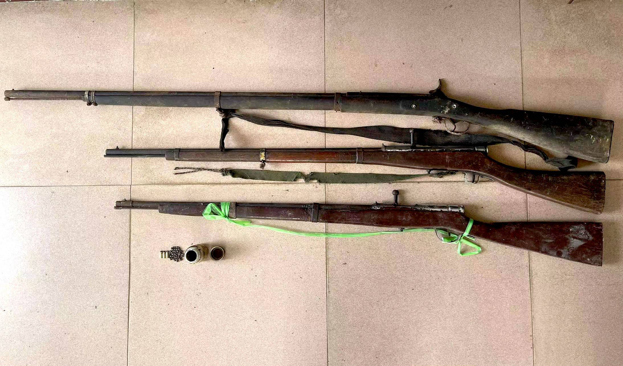 图为两名群众上交的枪支和射钉弹来源:临沧边境管理支队通讯员:展恩获