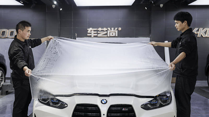 银白色的宝马m4贴哑光隐形车衣展示