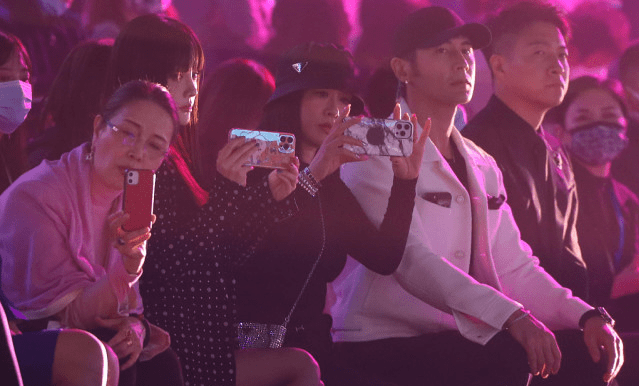 质感 大略且爽利的剪裁安排,领口翻领针织素材钩织