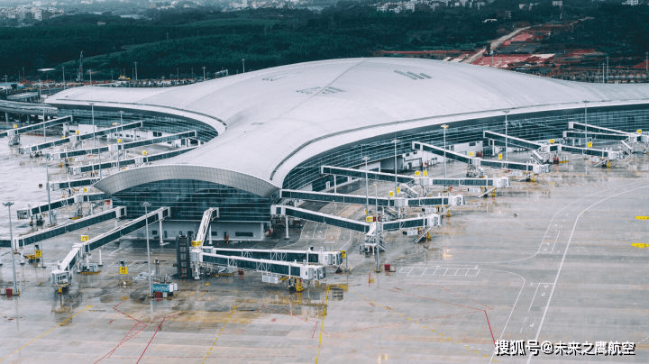 飞机场净空限制影响城市生活和建设,但过远会使旅客来往不便;⑥场址应