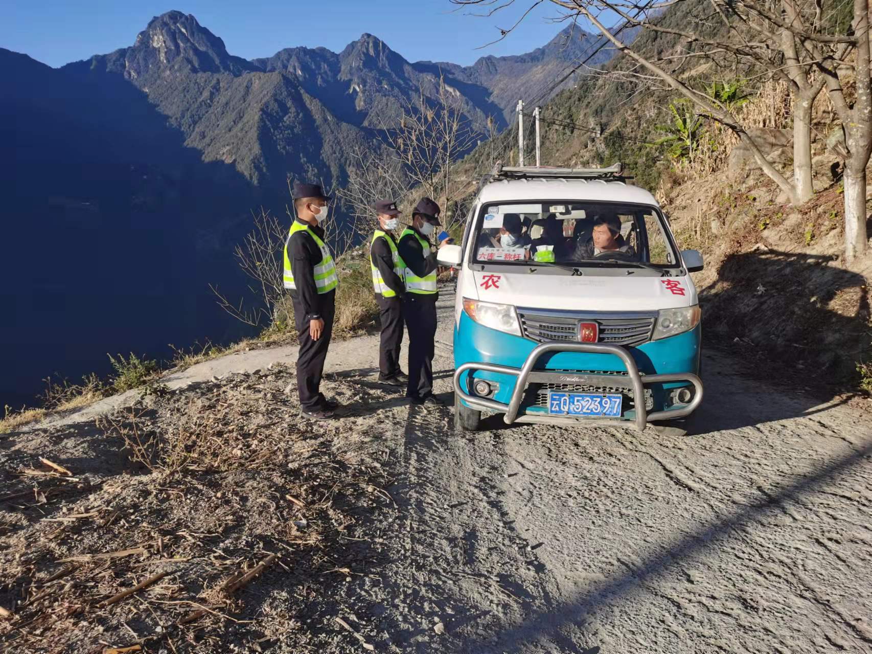 雲南瀘水古登邊境派出所加強冬季道路交通執法執勤工作