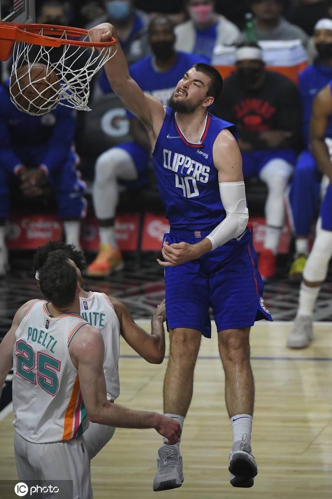 高清图快船不敌马刺乔治飞身上篮祖巴茨暴扣