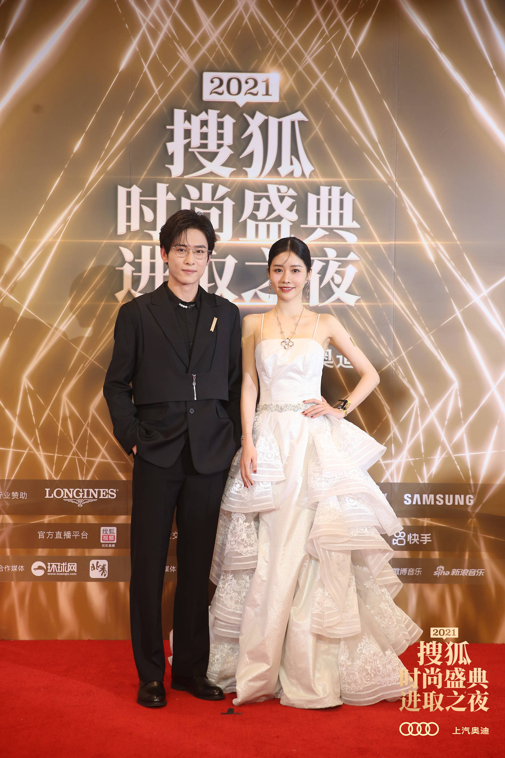 马昕墨吴昊泽登上2021搜狐时尚盛典红毯俊男美女十分养眼