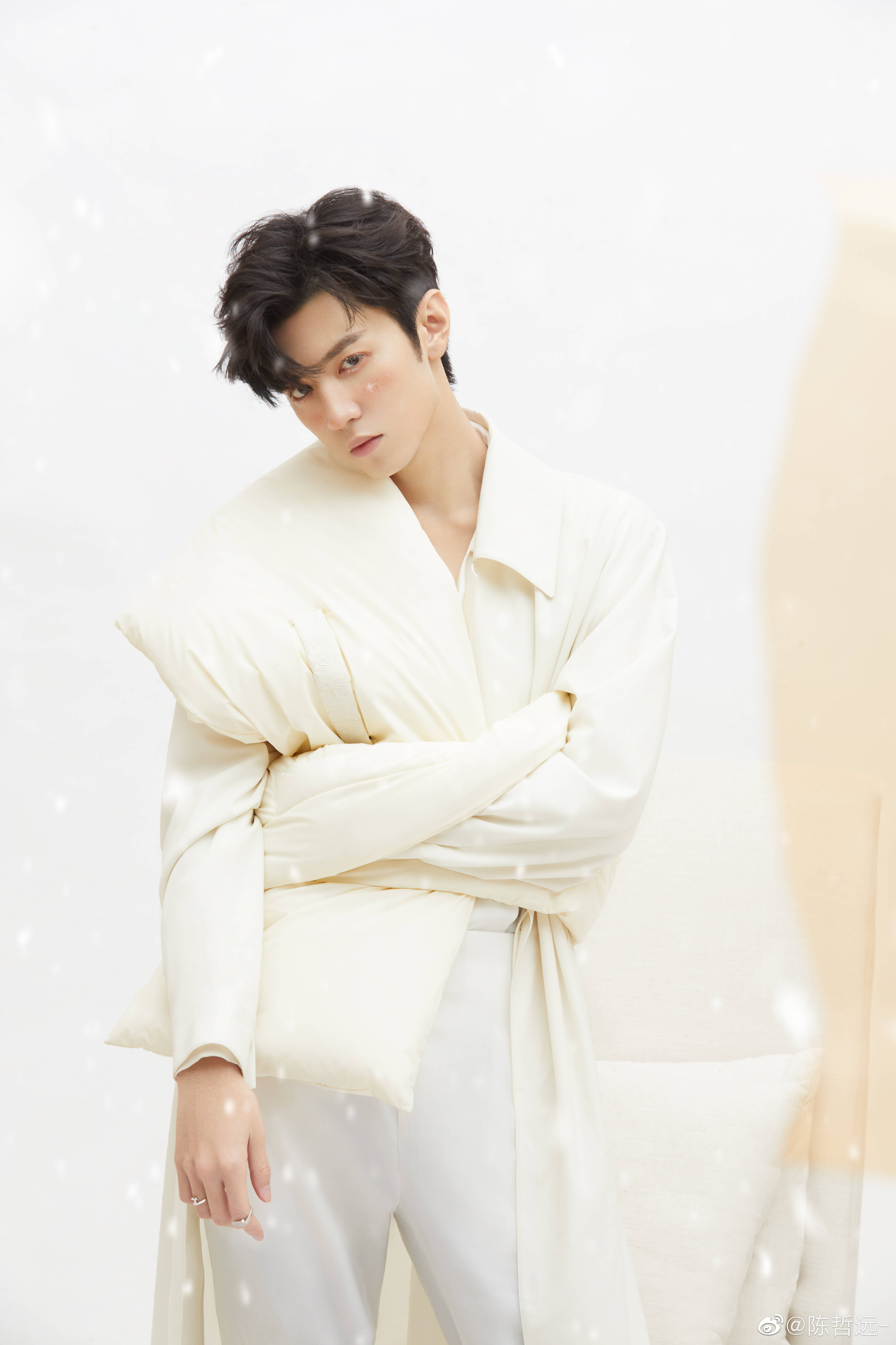 陈哲远最新写真大片 冬季恋歌落雪氛围感十足_对比_平台_社交