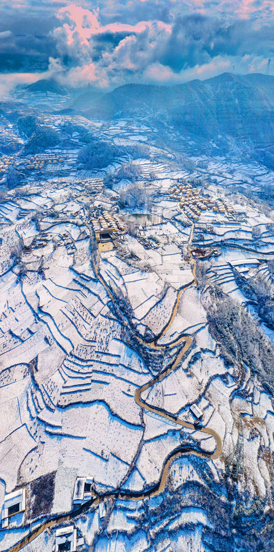 摄影:刘国兴2021年12月24日,四川省凉山州美姑县巴普镇喜降瑞雪,处处