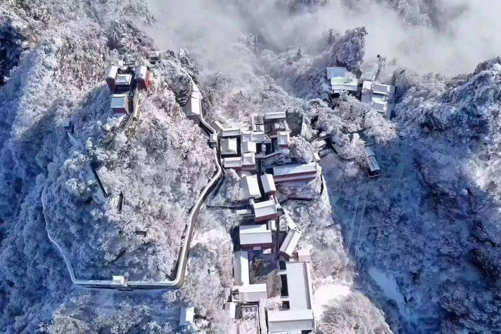 原創武當山初雪銀裝素裹現實與虛擬般的碰撞仙境