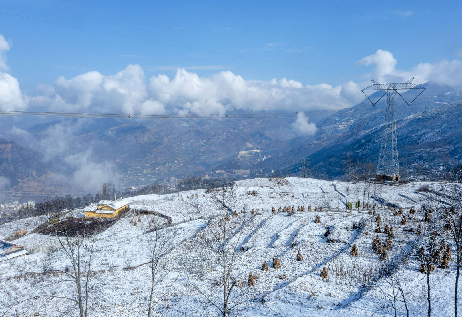 摄影:刘国兴2021年12月24日,四川省凉山州美姑县巴普镇喜降瑞雪,处处