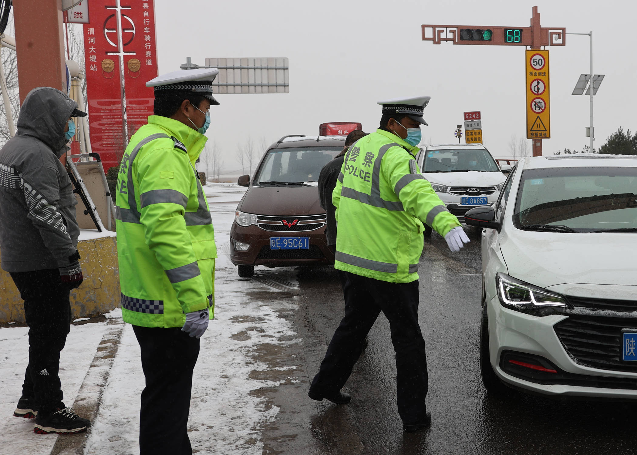 昨日雨雪疫情防控卡点见到坚持岗位执勤的大荔警察