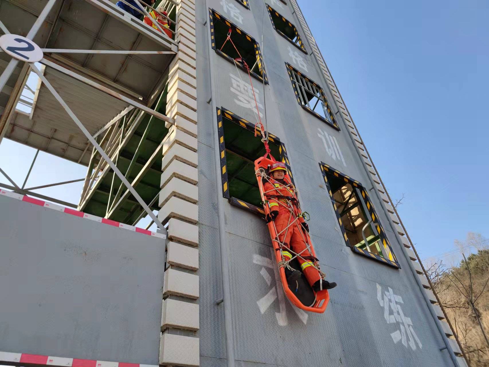 甘肃宁县消防救援大队开展倍力系统绳索救援训练
